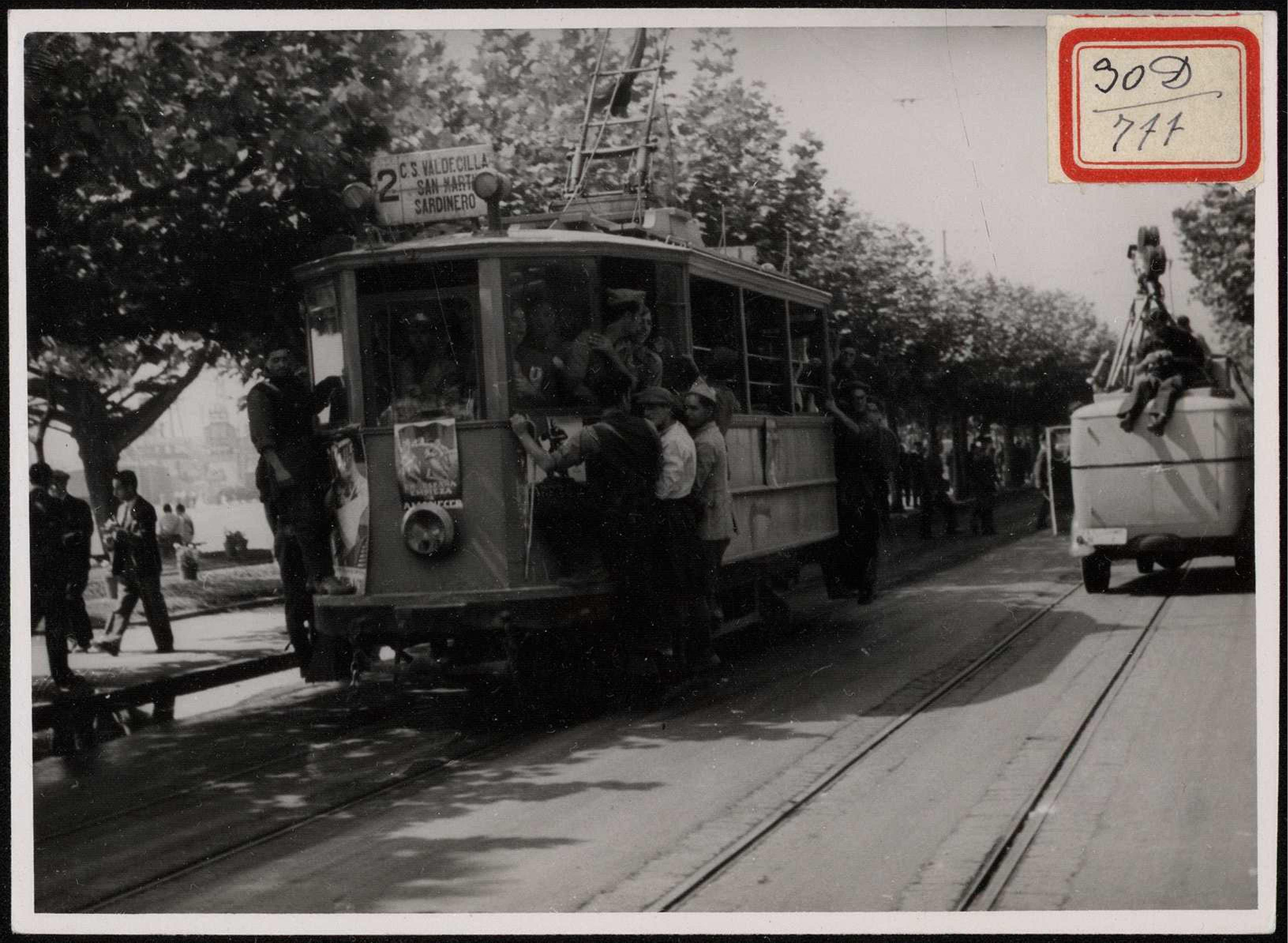 "Los tranvías que empezaron a funcionar al día siguiente de liberada la ciudad, abarrotados de público". 30 de agosto de 1937 | Biblioteca Nacional de España