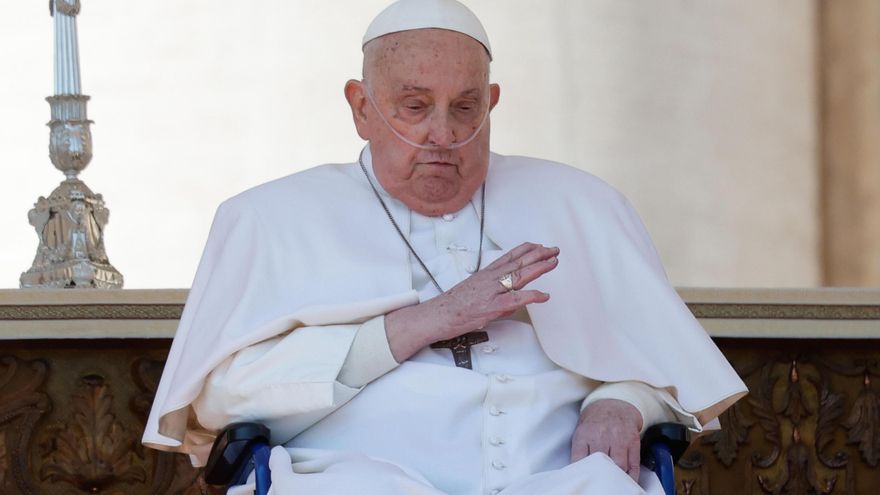 El papa vuelve ante los fieles por sorpresa en medio de su larga convalecencia