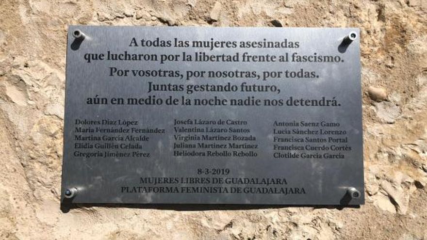 Placa homenaje a las mujeres asesinadas por el franquismo en el cementerio de Guadalajara