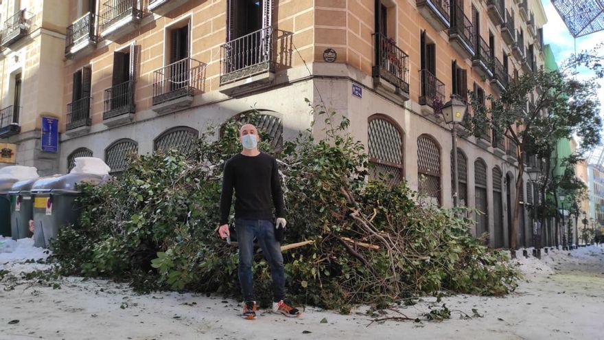 Guillermo, vecino de Corredera de San Pablo, ha apilado muchos trozos de árboles caídos en la esquina de su calle con Pez, despejando el paso