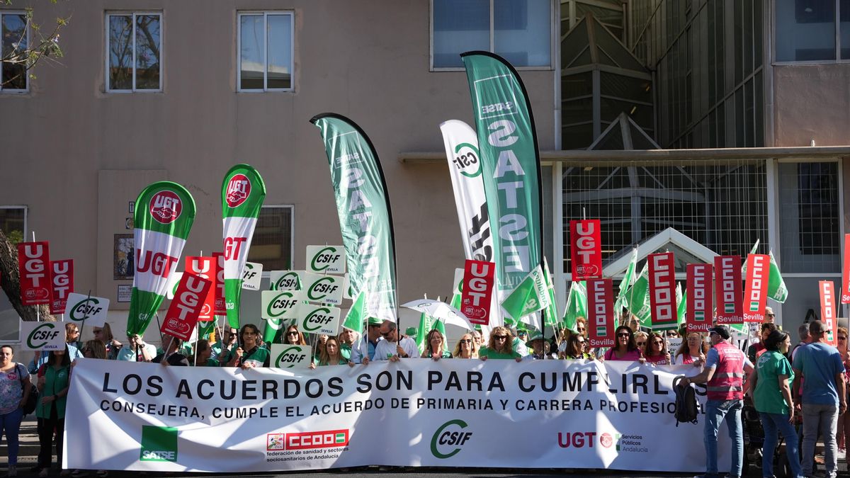 Manifestantes durante una concentración ante la Delegación de Salud en Sevilla