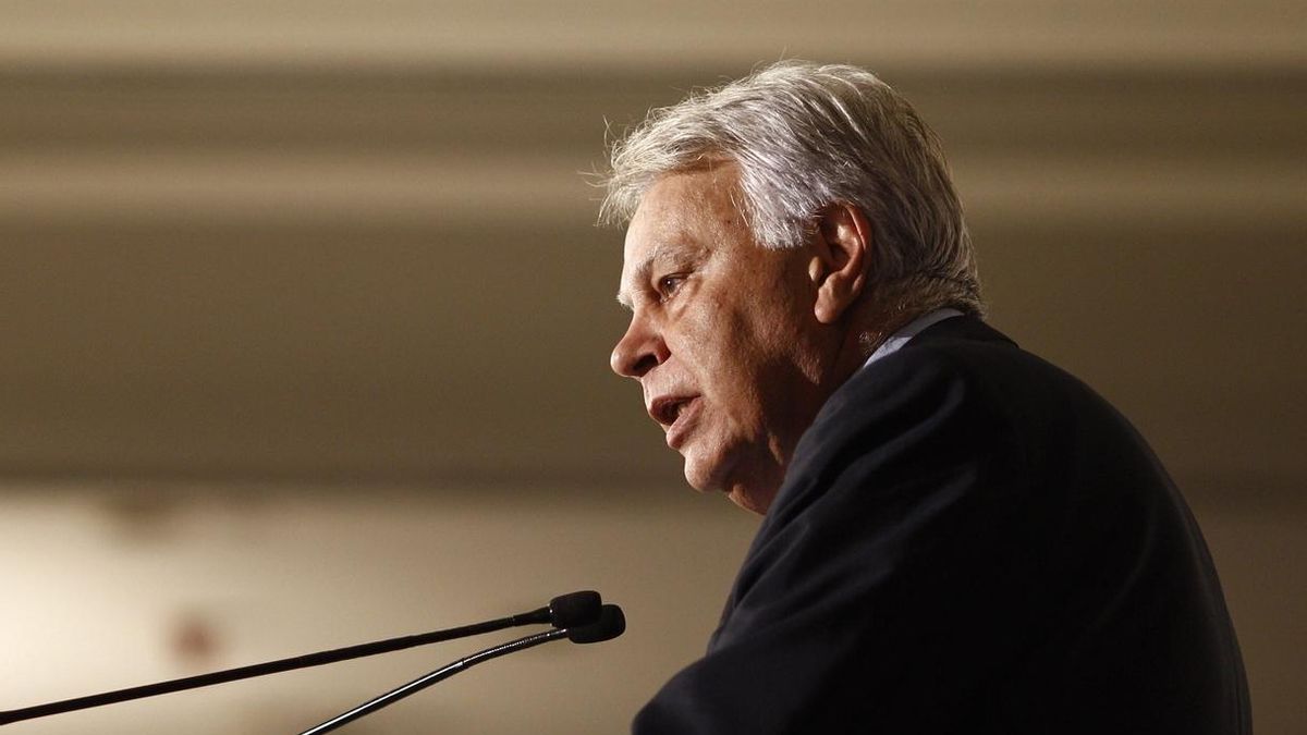 Cayo Lara tacha a Felipe González de "comisionista de Gas Natural" y desdeña sus opiniones