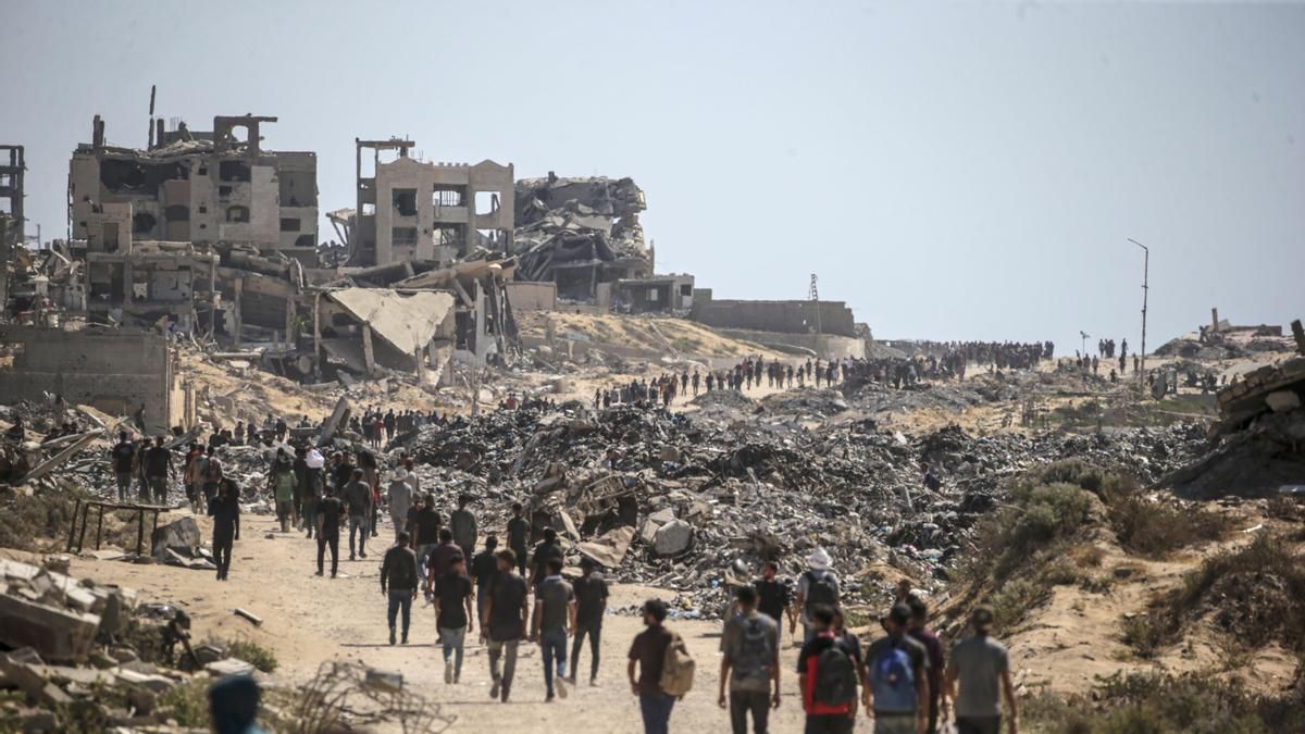 Palestinos desplazados caminan el 20 de julio por una carretera en el oeste de Jabalia, al norte de Gaza.