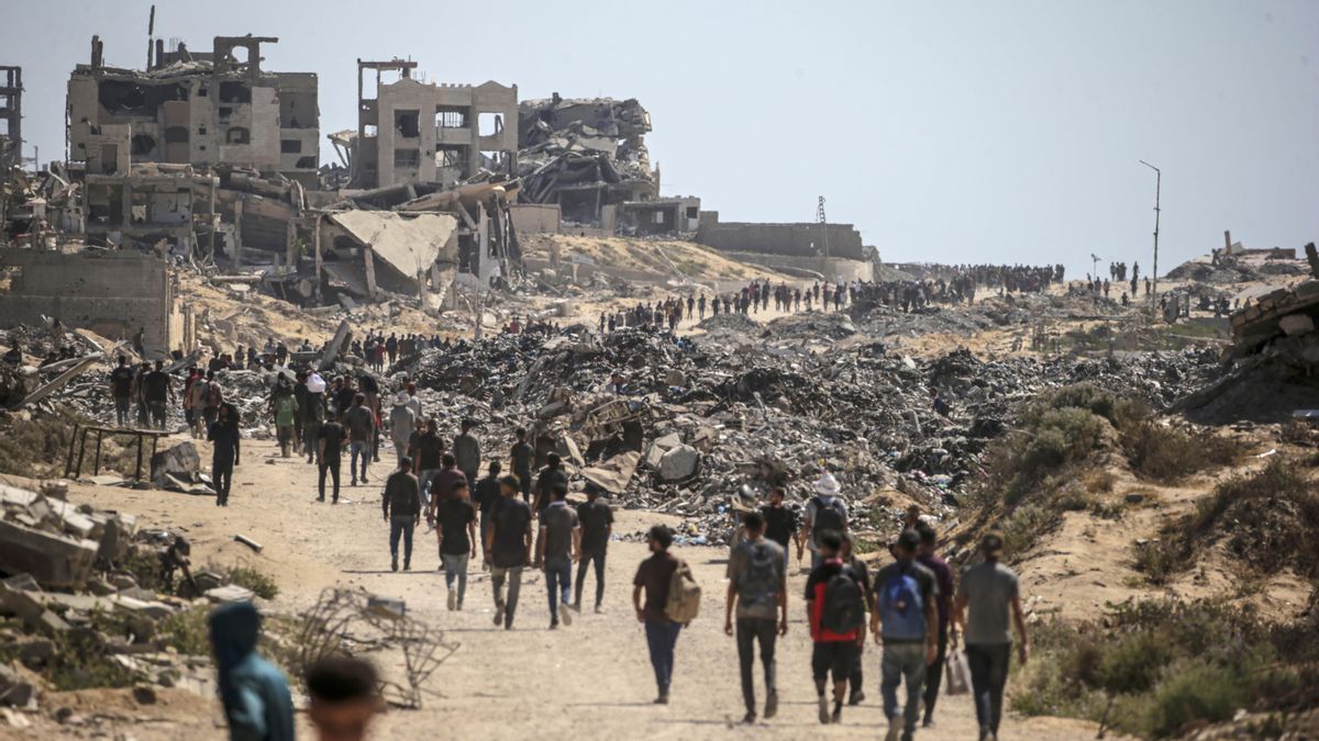 Palestinos desplazados caminan el 20 de julio por una carretera en el oeste de Jabalia, al norte de Gaza.