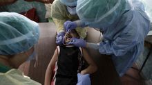 Profesionales sanitarios realizan una prueba de COVID-19 en la localidad de Pavas, al oeste de San José (Costa Rica).