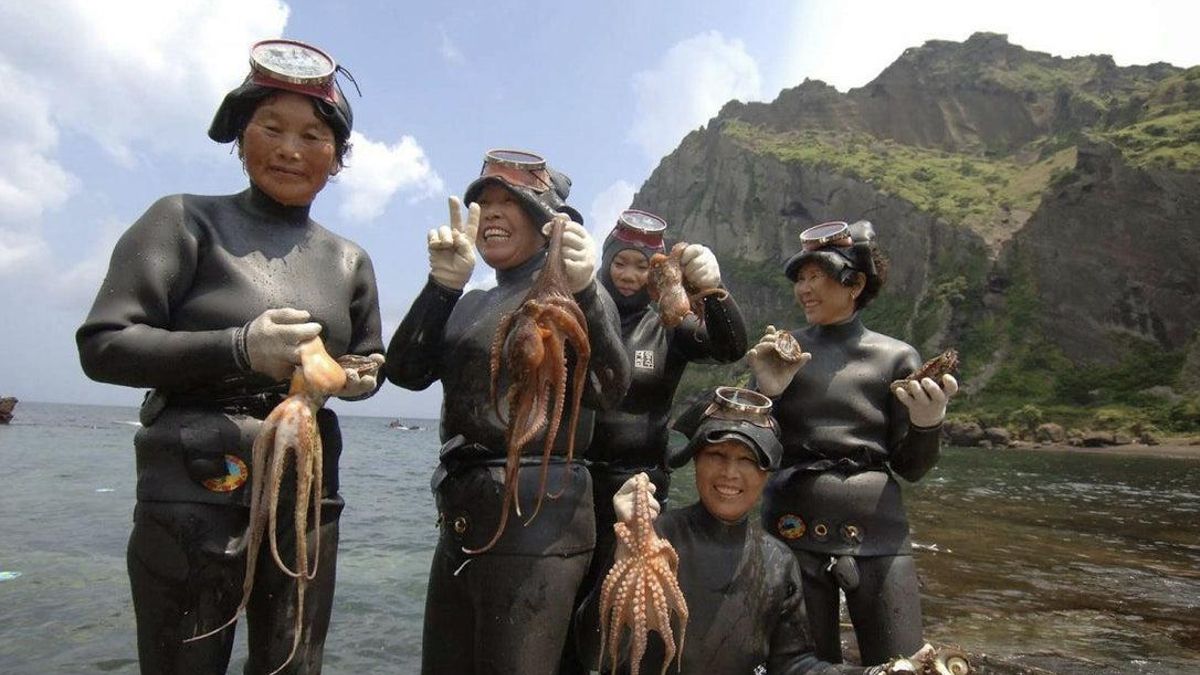 Las haenyeo siguen trabajando a la antigua usanza