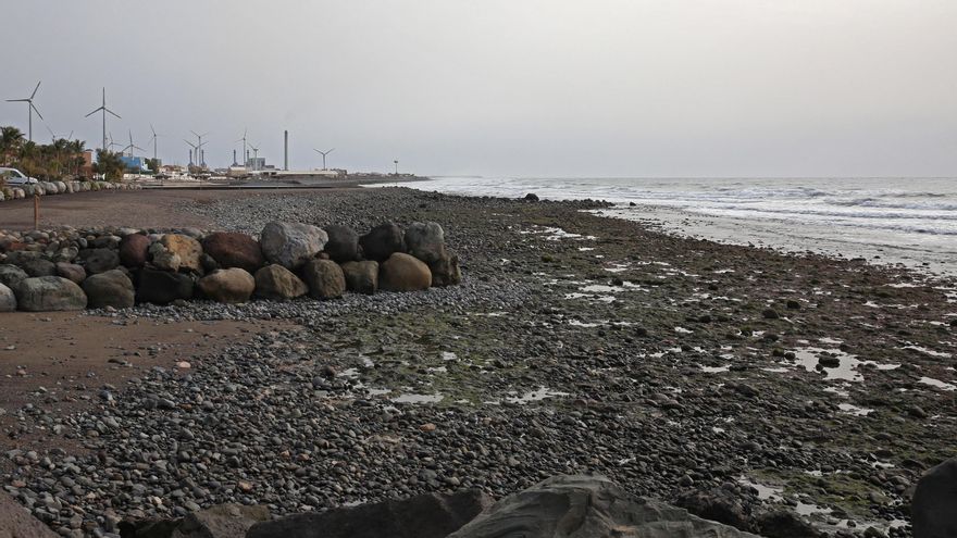 Los parques eólicos terrestres en el Castillo del Romeral ya condicional la vista de los pescaderos. En un futuro, también los tendrán en el agua