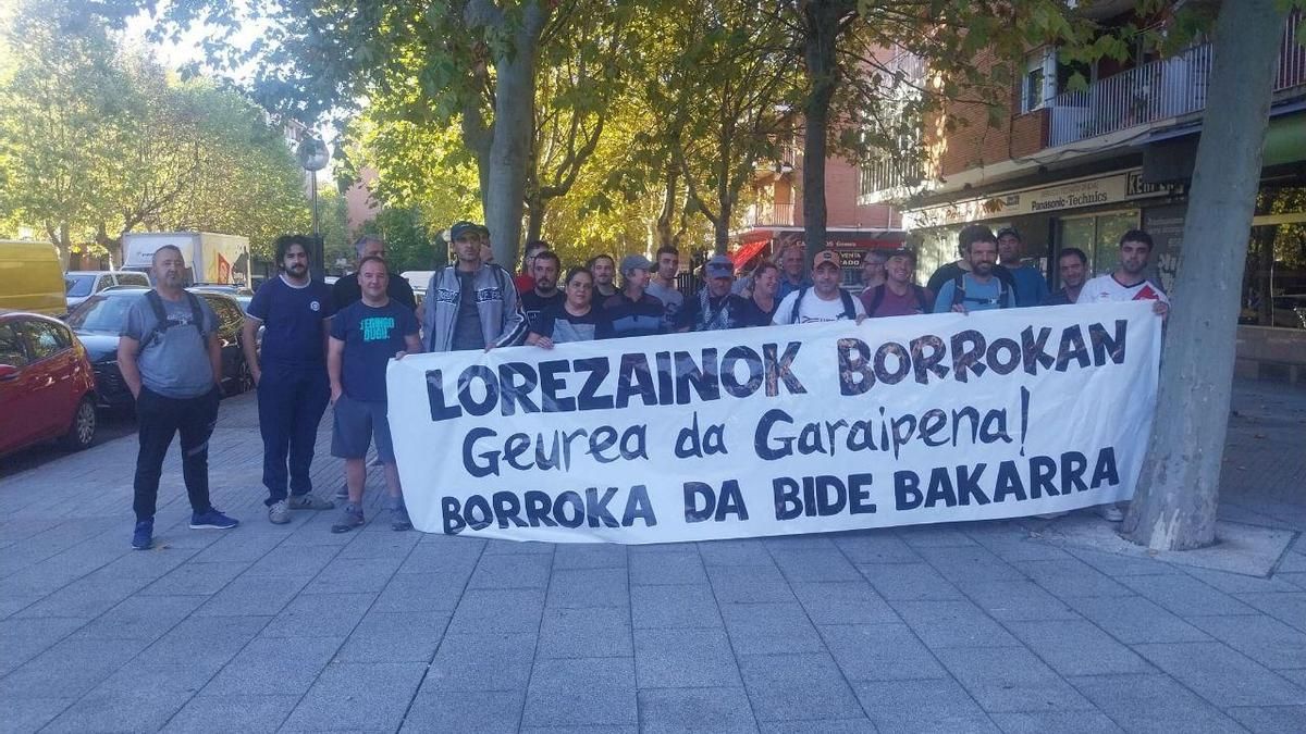 Representantes de los sindicatos ESK y LAB, celebrando la victoria este martes