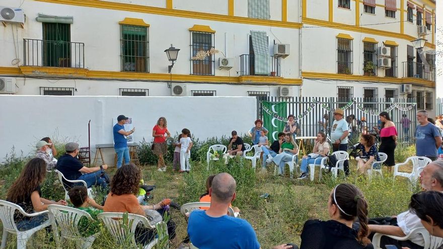 "No se vende, se defiende": Vecinos del casco antiguo de Sevilla se concentran para frenar la venta del pulmón verde
