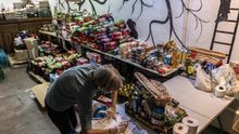 Una de las voluntarias de la ONG organizando el género dentro del banco de alimentos.