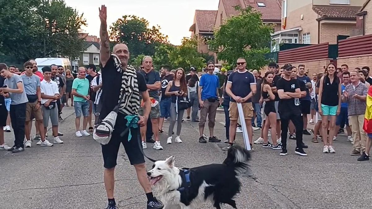 Un hombre hace el saludo fascista durante la concentración en Alcalá de Henares.