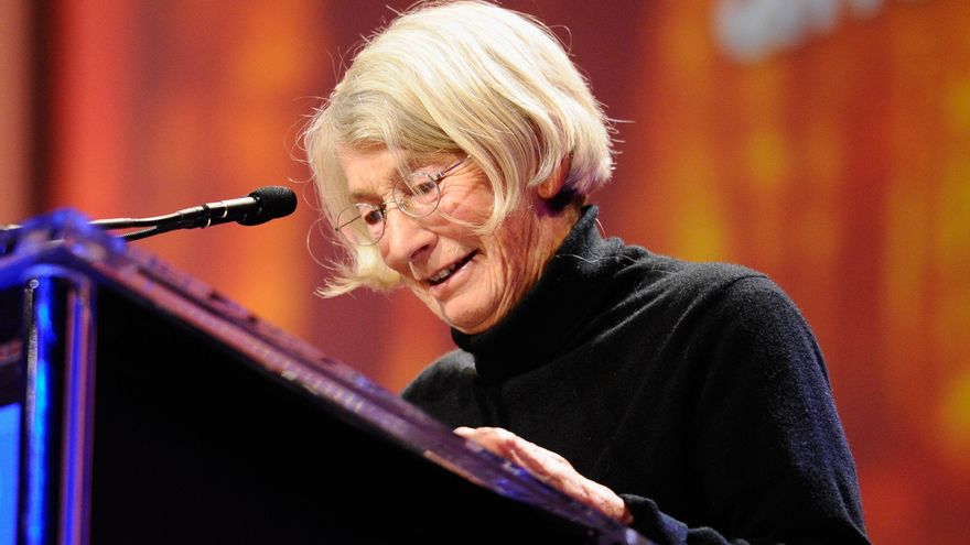 Mary Oliver, la escritora que celebra la naturaleza para alejarse del ruido y los horrores de la humanidad
