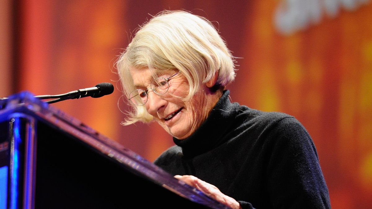 Mary Oliver, la escritora que celebra la naturaleza para alejarse del ruido y los horrores de la humanidad