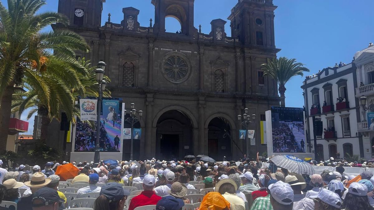 Centenares de personas siguen en la Plaza de Santa Ana la llegada del Papa a la Catedral.