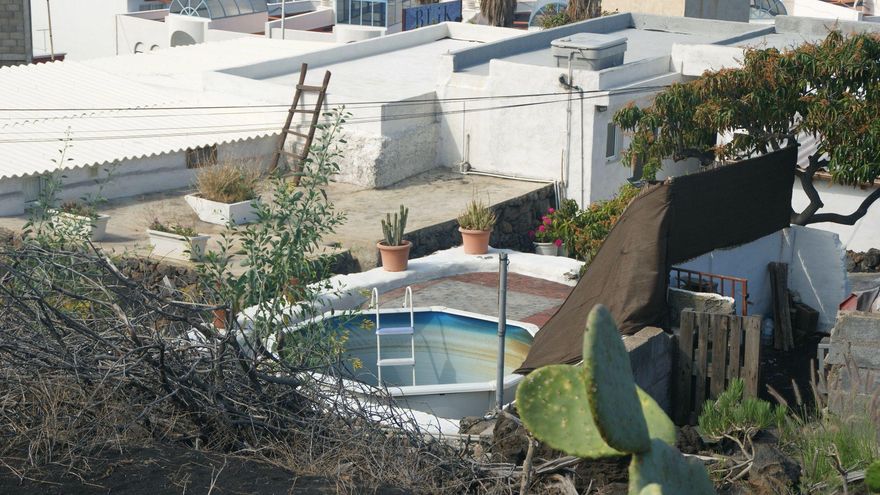 Una piscina vacía en el barrio de La Bombilla, que fue evacuado el primer día de la erupción, el 19 de septiembre de 2021