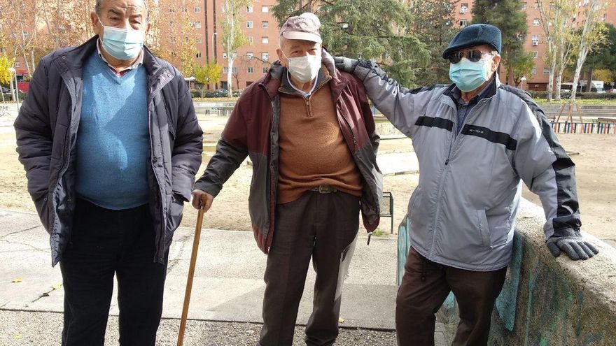 Tres jubilados de la zona de Numancia de la capital.