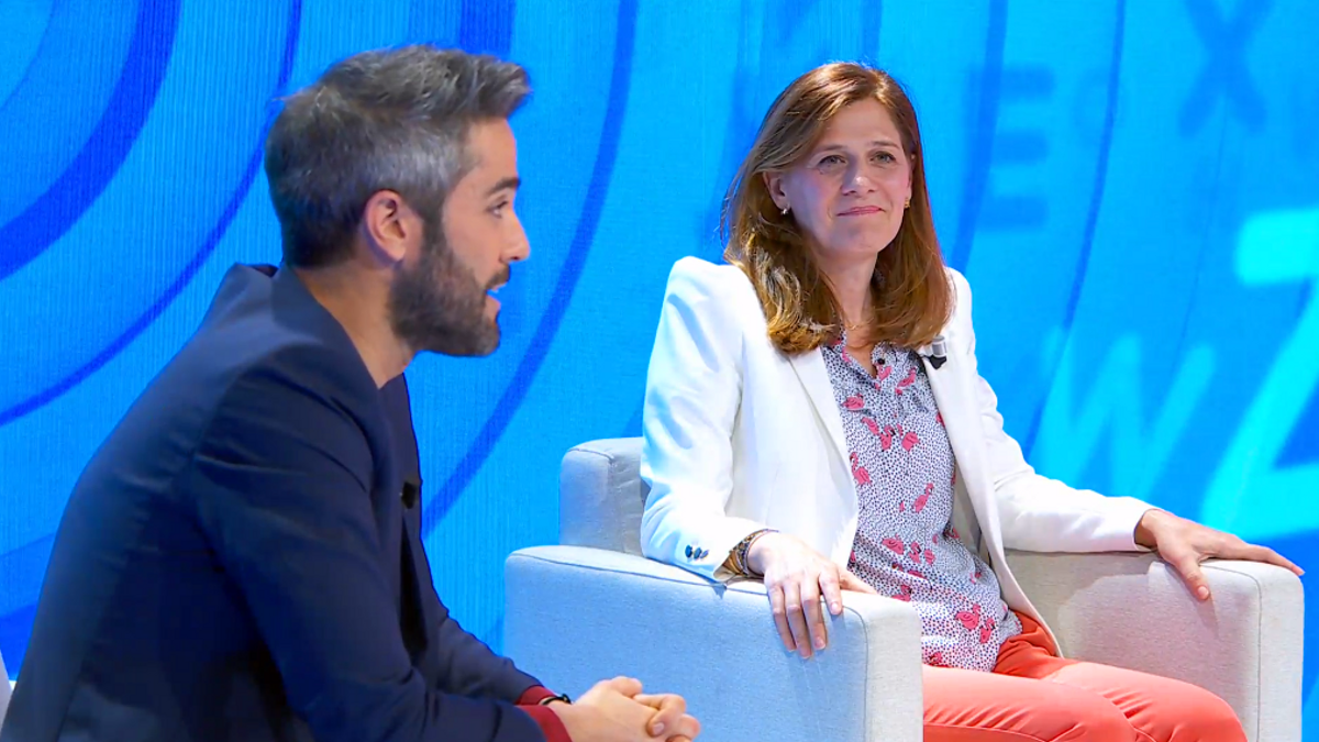 Carmen Ferreiro con Roberto Leal en un evento de Atresmedia
