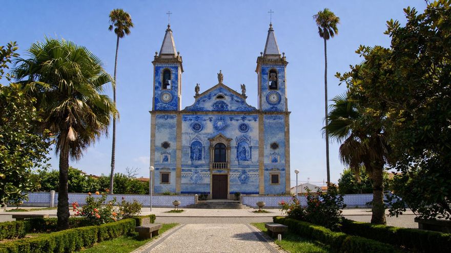 La villa de Portugal que es un museo del azulejo al aire libre, junto al Atlántico y llena de capillas del siglo XVIII