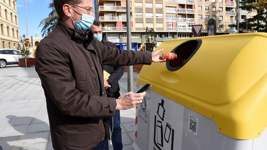 OCU denuncia que solo se recicla el 30 % de envases que llegan a las plantas