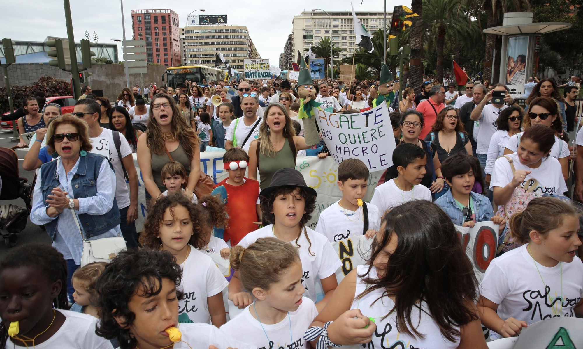 Manifestación contra la ampliación del muelle de Agaete.