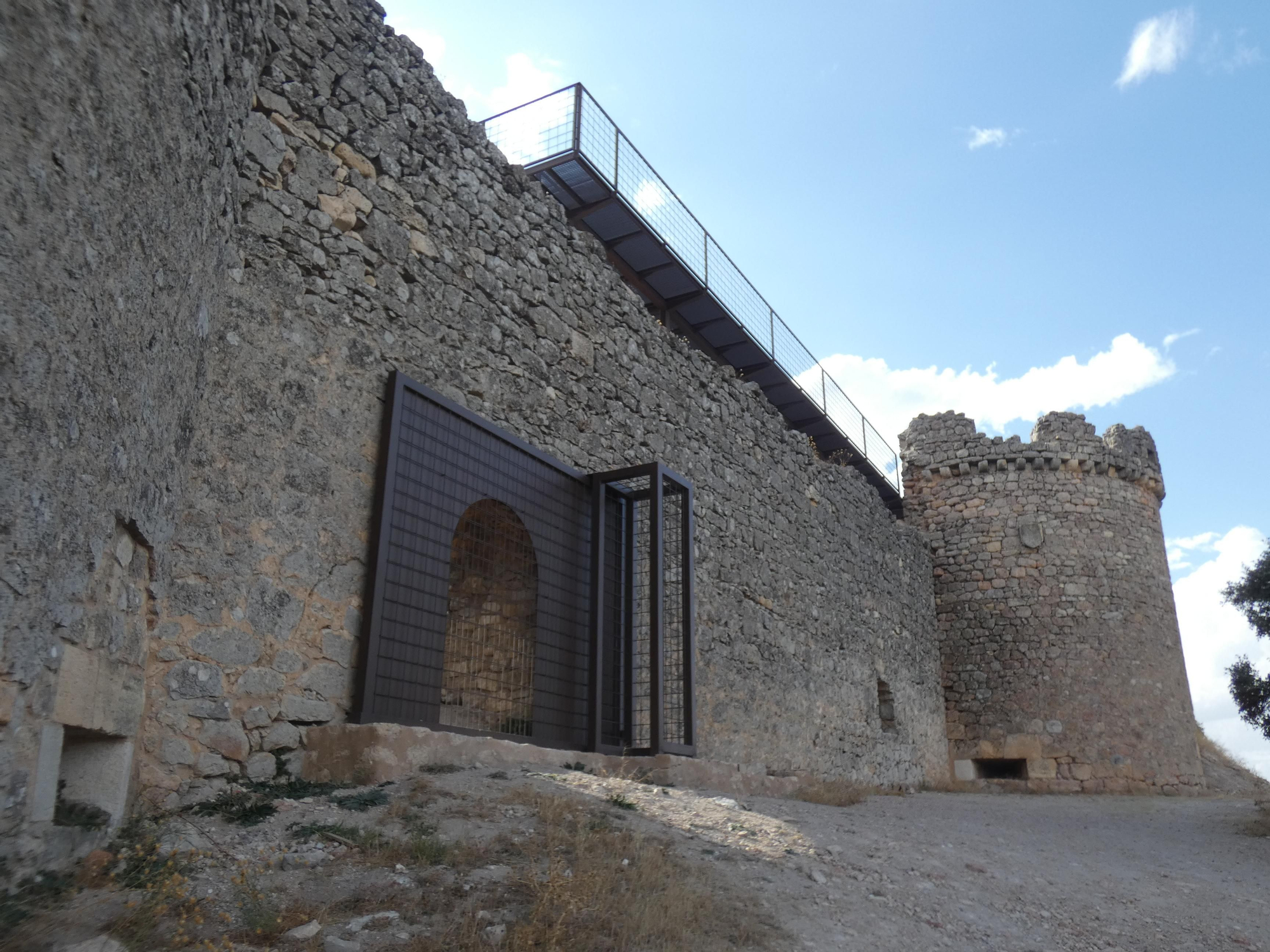 Puerta de acceso al castillo de Almenara y adarve sobre la barrera artillera