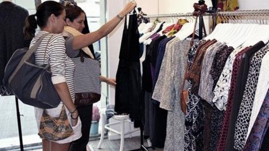 La inflación distorsiona el consumo: unos comen menos y no renuevan la ropa, otros gastan ahorros y compran un 0Km