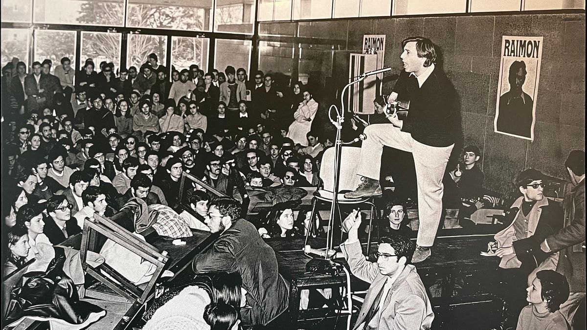 Concierto del cantante valenciano Raimon en la facultad de Derecho de la Universitat de Barcelona en marzo de 1970.