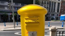 Buzón vandalizado de Correos en Gran Vía/ Correos