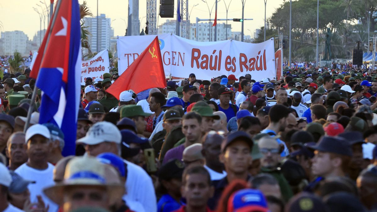Una gran manifestación en La Habana muestra el rechazo a la acusación de EEUU contra Raúl Castro