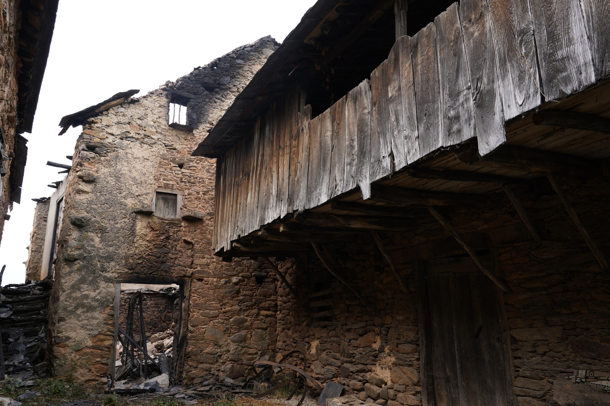 Las Médulas y sus pueblos enseñan los rescolgos de su tragedia, en imágenes