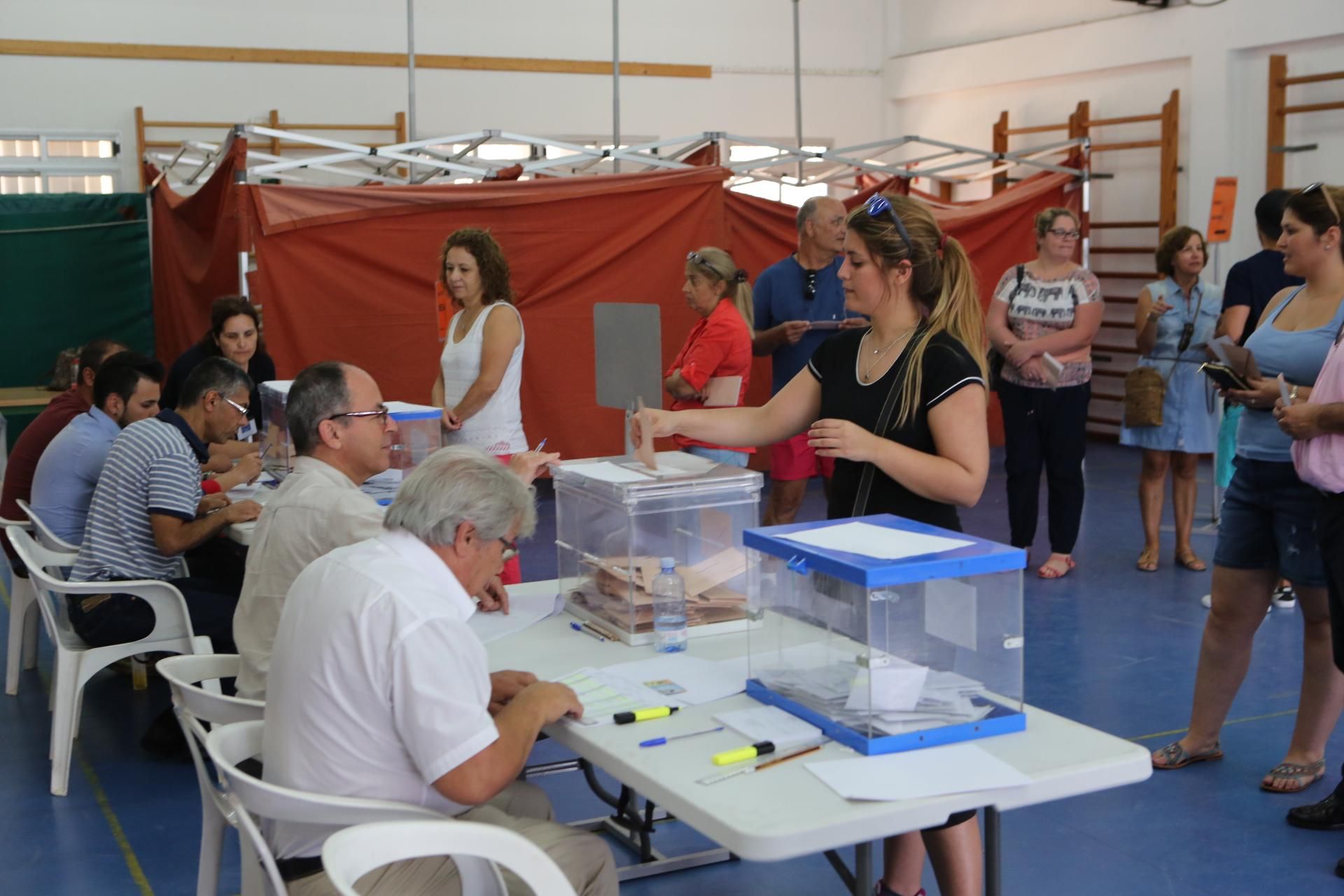 Jornada electoral en el Colegio 20 de enero, Arinaga (Alejandro Ramos)