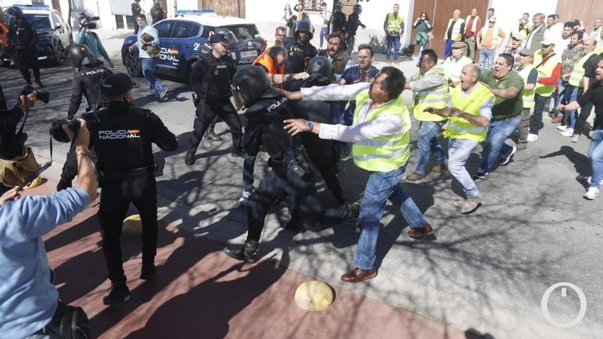 La imágenes de los agricultores intentando entrar en Córdoba