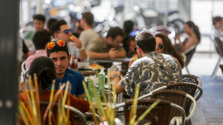 Varias personas en una terraza de un restaurante de Madrid (España), a 22 de junio de 2020. Entre las medidas anunciadas para Madrid tras el estado de alarma, del 21 de junio al 5 de julio, las terrazas pueden ampliar el aforo a un 80% y los bares pueden ampliar su aforo en el interior a un 60%.