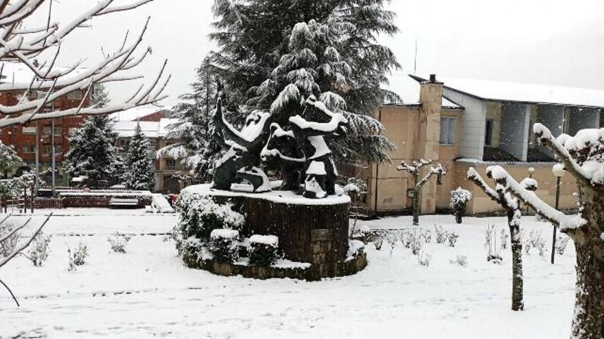 Villablino nevado este viernes. / Luis Álvarez