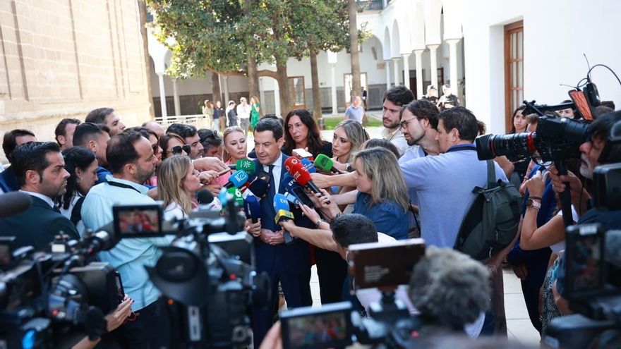 El presidente de la Junta de Andalucía, Juanma Moreno, atiende a los medios a su llegada a la sesión de control en el pleno del Parlamento andaluz