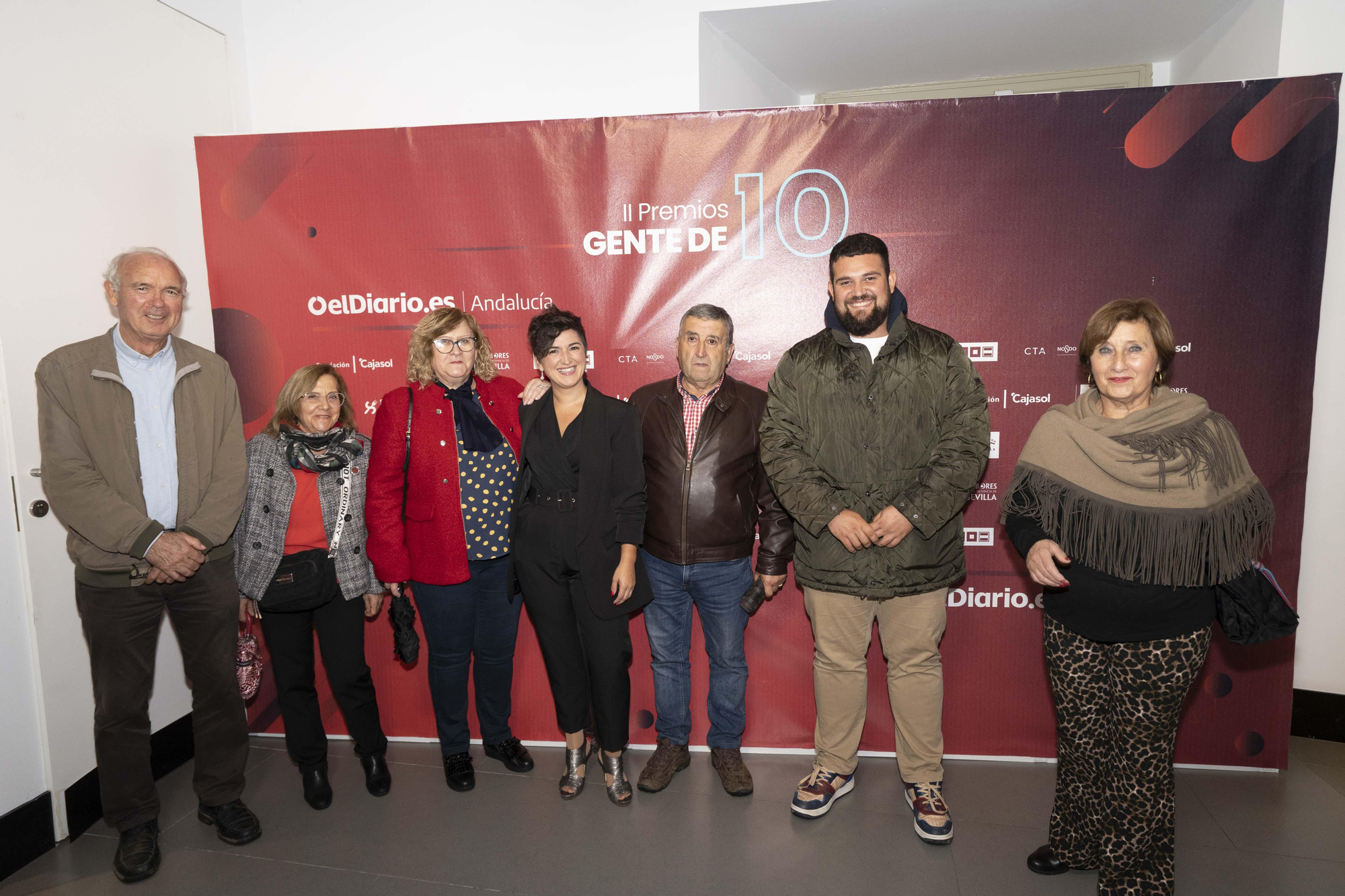 La premiada Yolanda Vizcaíno, acompañada de familiares y de Paco Casero, presidente de la Fundación Savia.