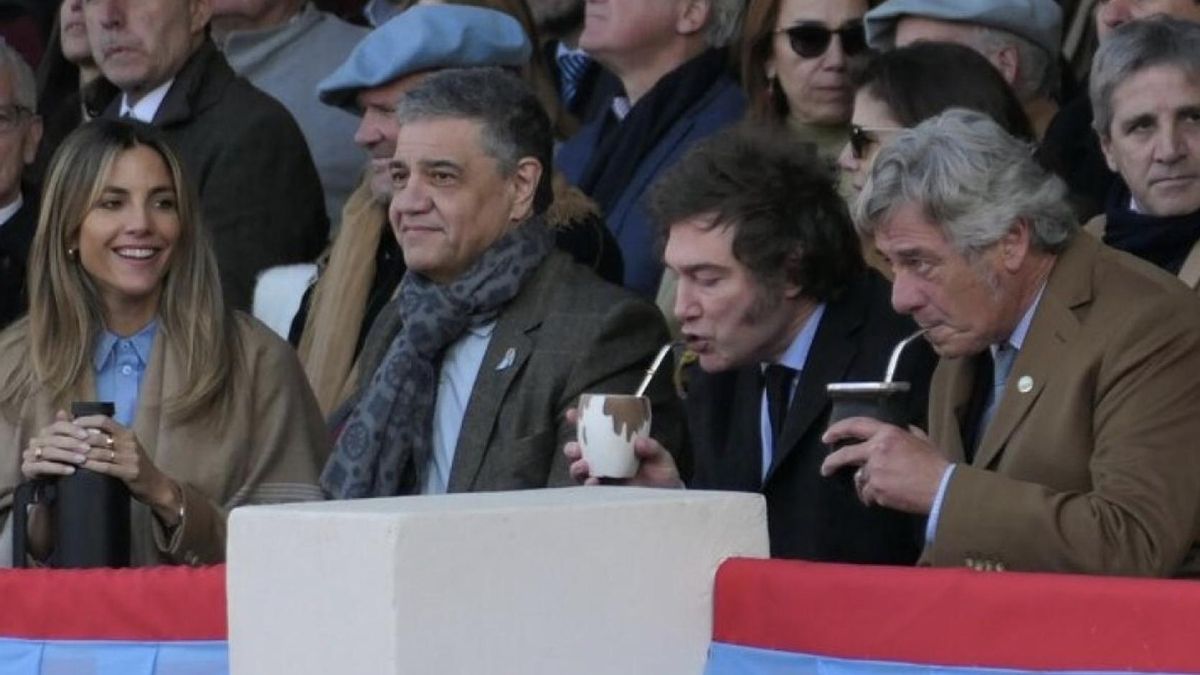 Milei el año pasado en La Rural, cuando tomó mate al lado de Macri, a quien ahora le sacó el saludo.