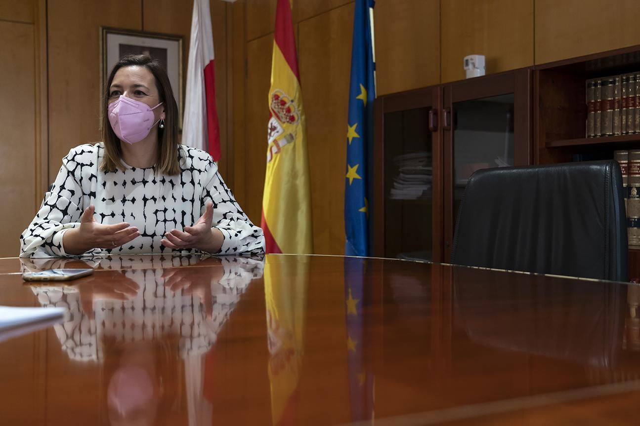 La consejera defiende la gestión del Gobierno frente a la pandemia.