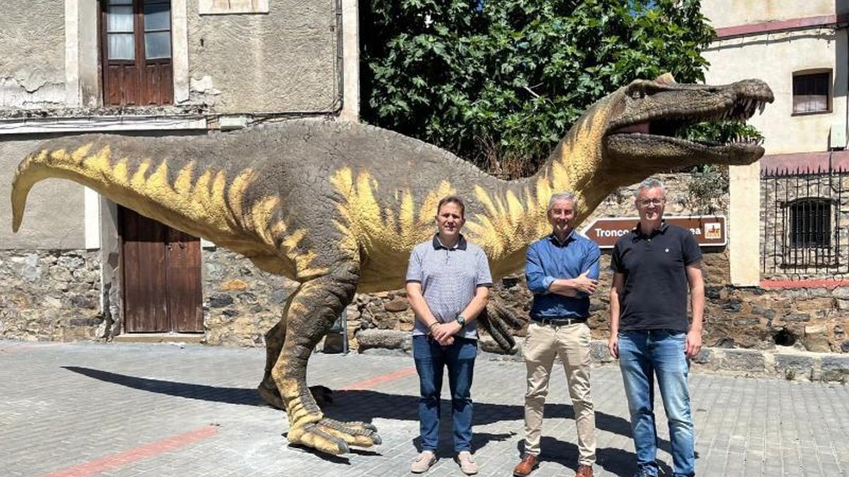 El dinosaurio con nombre riojano y a tamaño real para recibir a los turistas en Igea