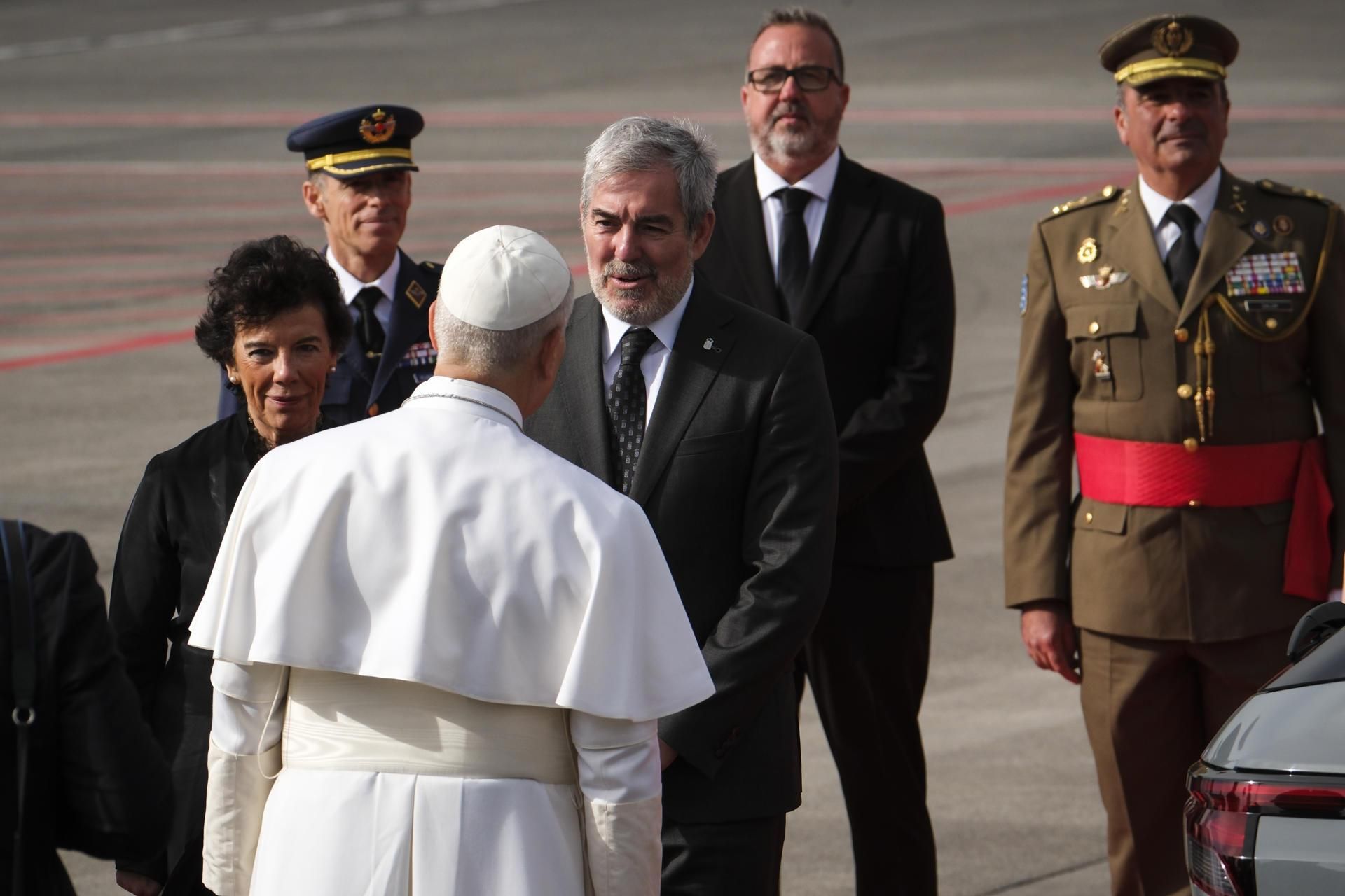El Papa y el presidente del Gobierno de Canarias, Fernando Clavijo, en el aeropuerto de Los Rodeos.