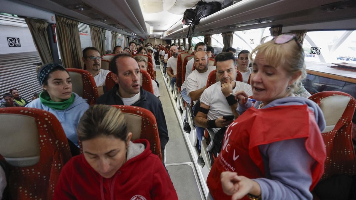 Voluntarios en un bus listos para ayudar, ese sábado, en València