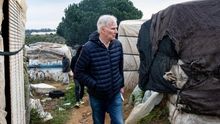 El relator de la ONU sobre pobreza extrema, Philip Alston, durante su visita a un asentamiento de trabajadores inmigrantes en Lepe.