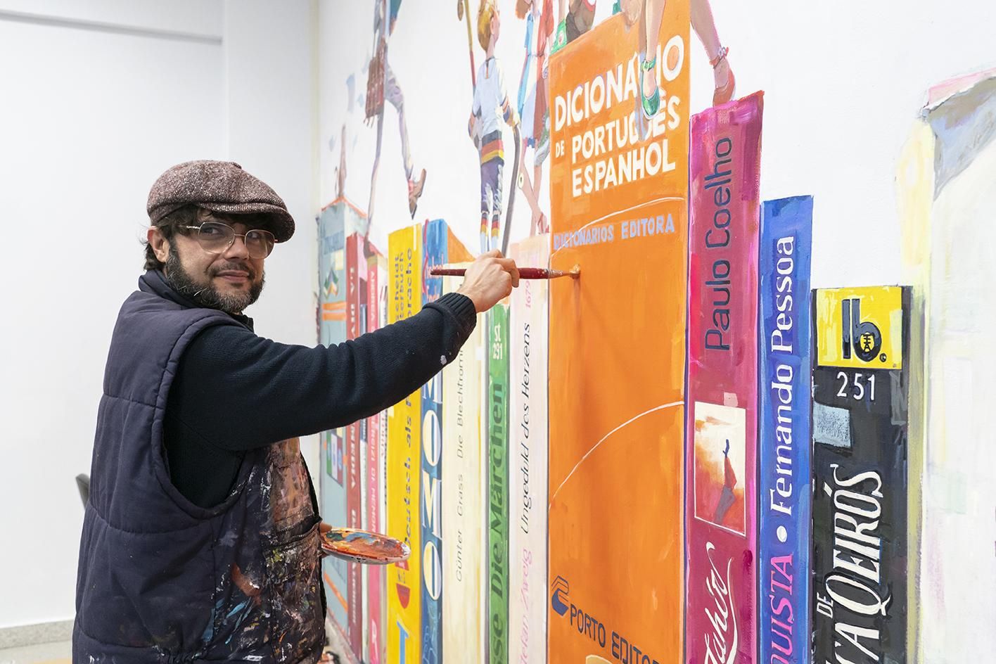 El pintor e ilustrador catalán tiene varias obras de gran formato en Santander.