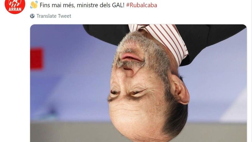 Arran, con un retrato de Rubalcaba boca abajo: "Hasta nunca más, ministro de los GAL"
