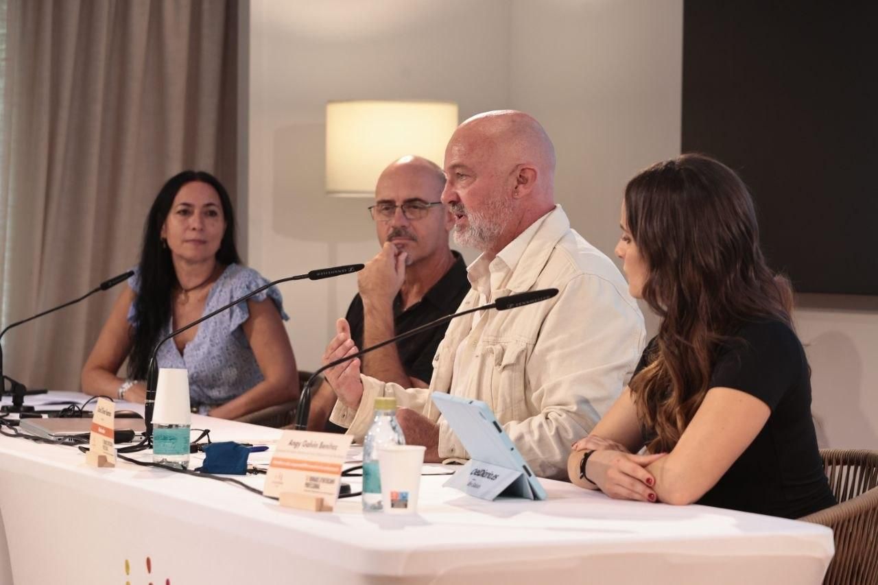 De izquierda a derecha: Ángeles Durán, presidenta de la Asociación de Periodistas de Balears; Antoni Parets, director de Comunicación y Proyectos de Projecte Home Balears; el periodista y moderador David Oliver yAngy Galvín, doctora en Periodismo y directora de elDiario.es en Balears