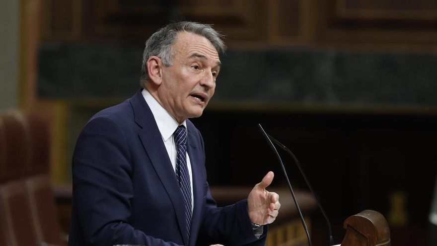 El diputado de Sumar Enrique Santiago interviene en el pleno en el Congreso de los Diputados, este jueves.