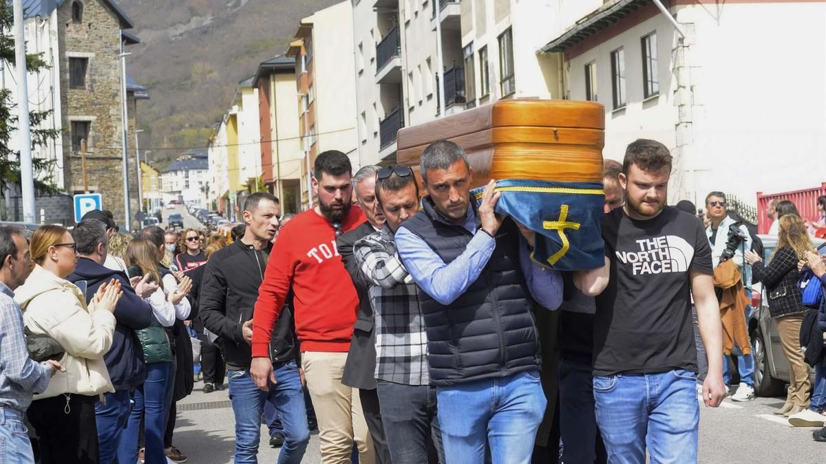 Entierro en Villablino de mineros muertos por un  escape de grisú en Cerredo.