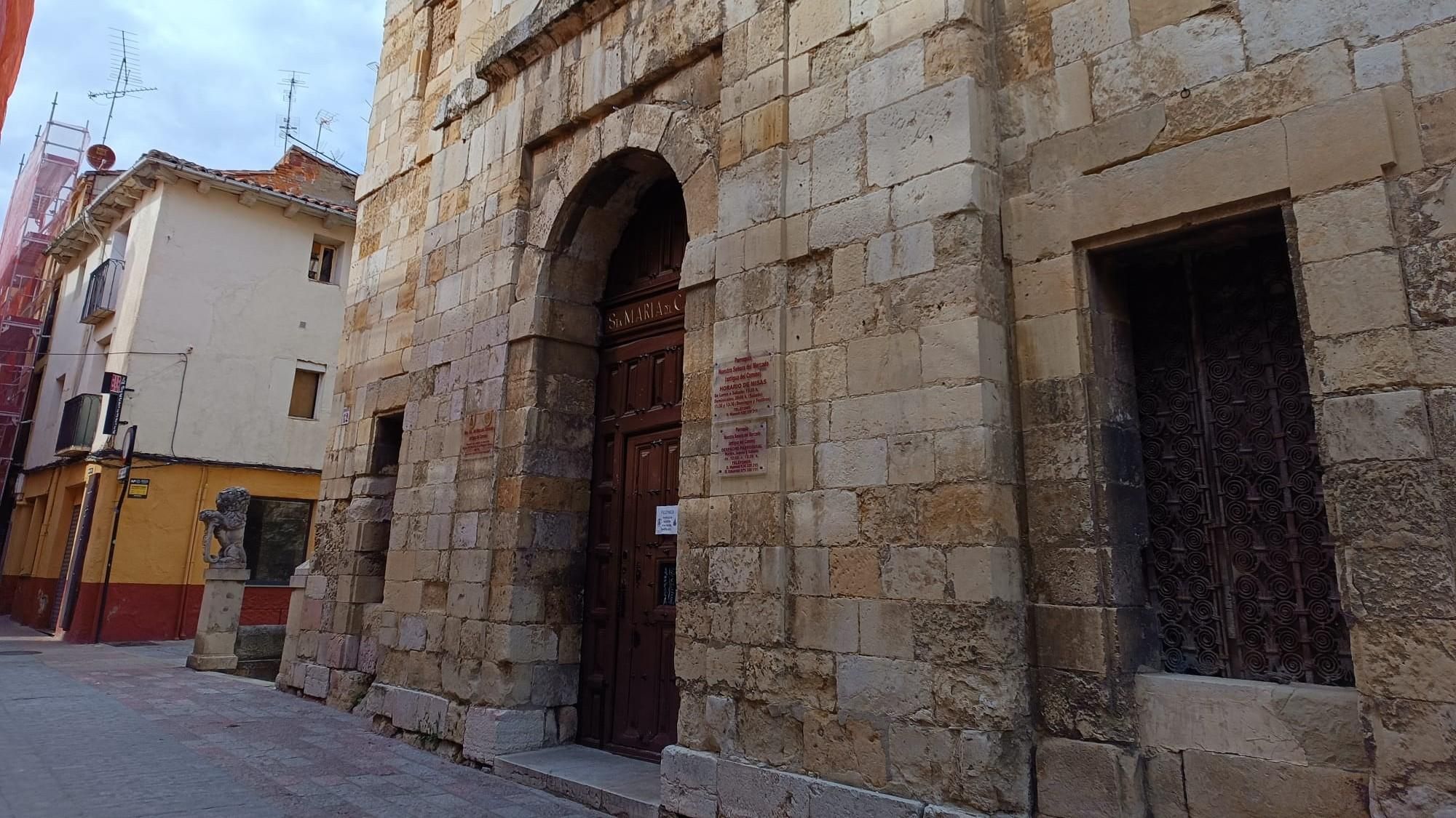 Por primera vez en años, la parroquia del Mercado de León luce sin nada anclado a sus sillares, muy dañados.