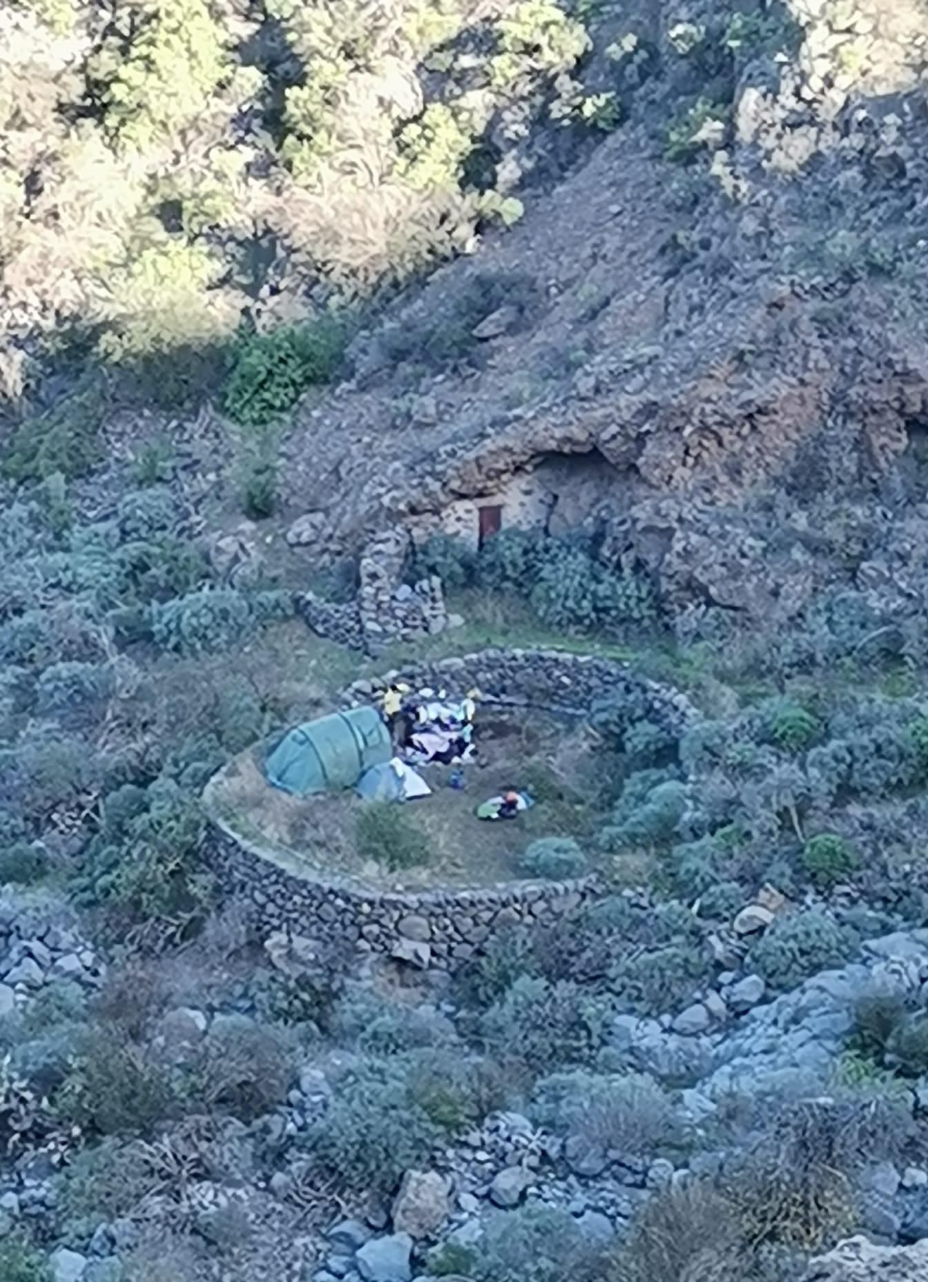 Los jóvenes, acampados en una zona protegida.