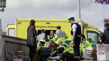 Los equipos de emergencia atienden a una víctima del ataque en el Puente de Westminster